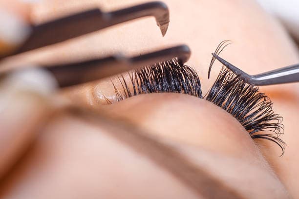 Pose extension cil à cil avec précision — geste technique et minutieux par Tyaline Esthétique